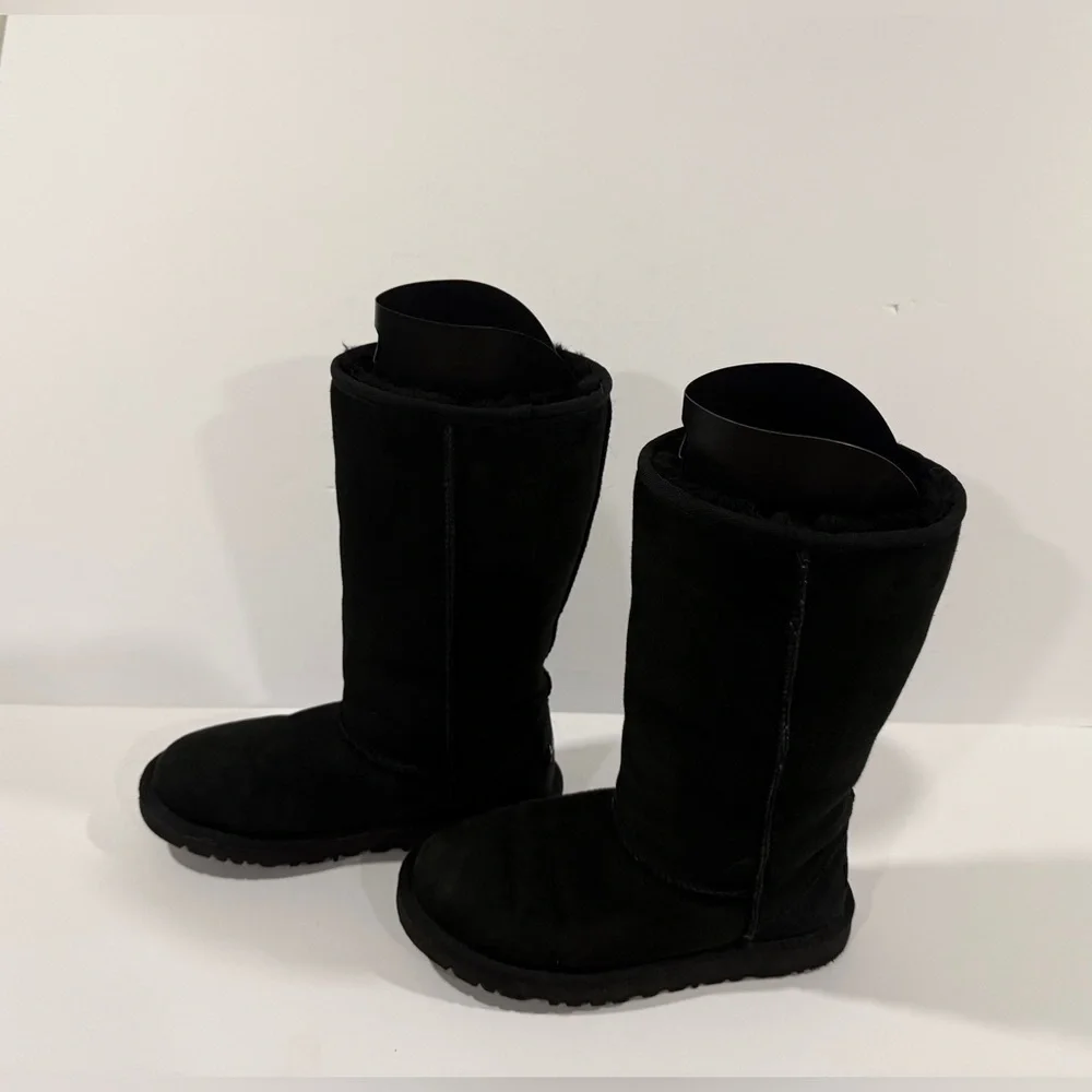 UGG Classic II Tall Boots Big Girl Size 4 Black Fits Women’s 6 Suede Sheepskin